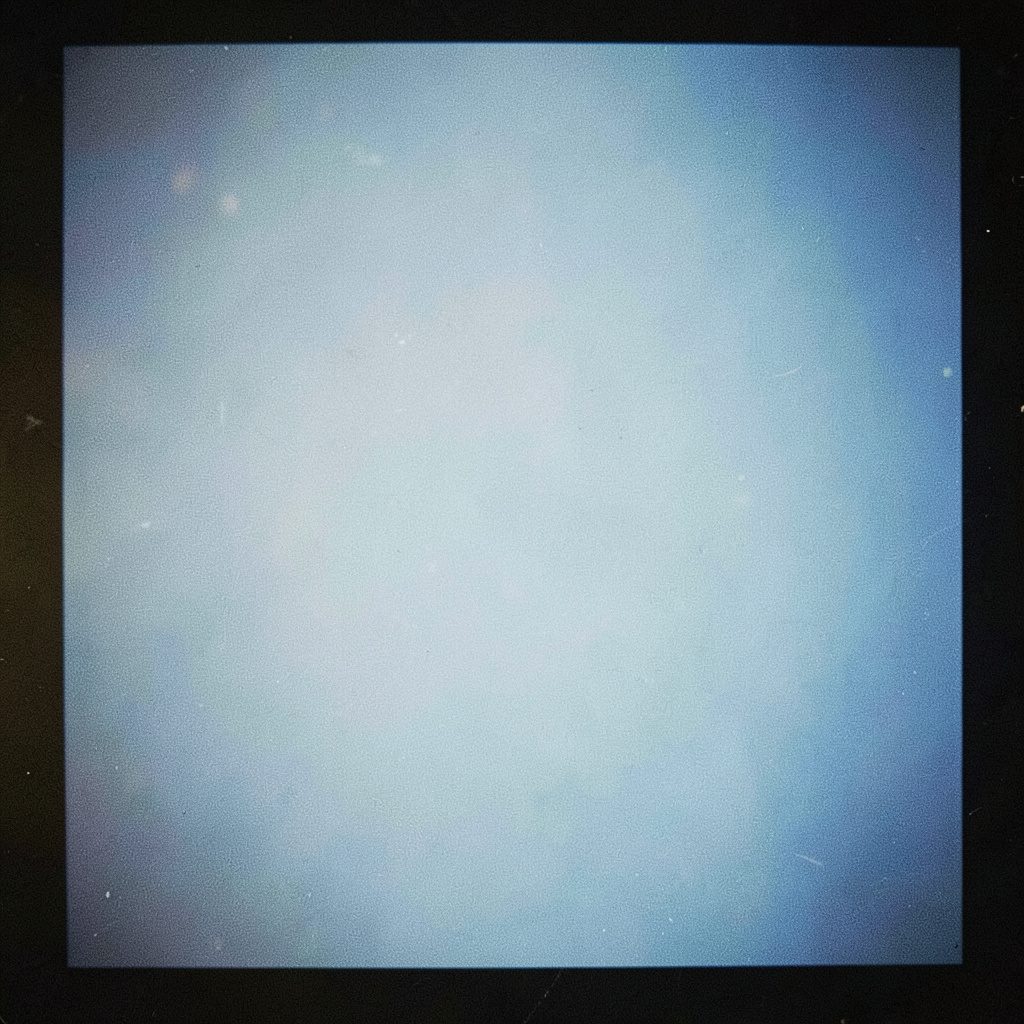 客户使用笔记本电脑进行CRM系统咨询与协作，画面以柔和的蓝灰色调为主，呈现专业商务氛围。